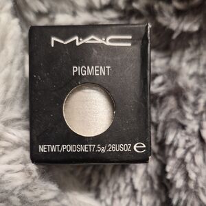 MAC Cosmetics Pigment in Shimmering Silver